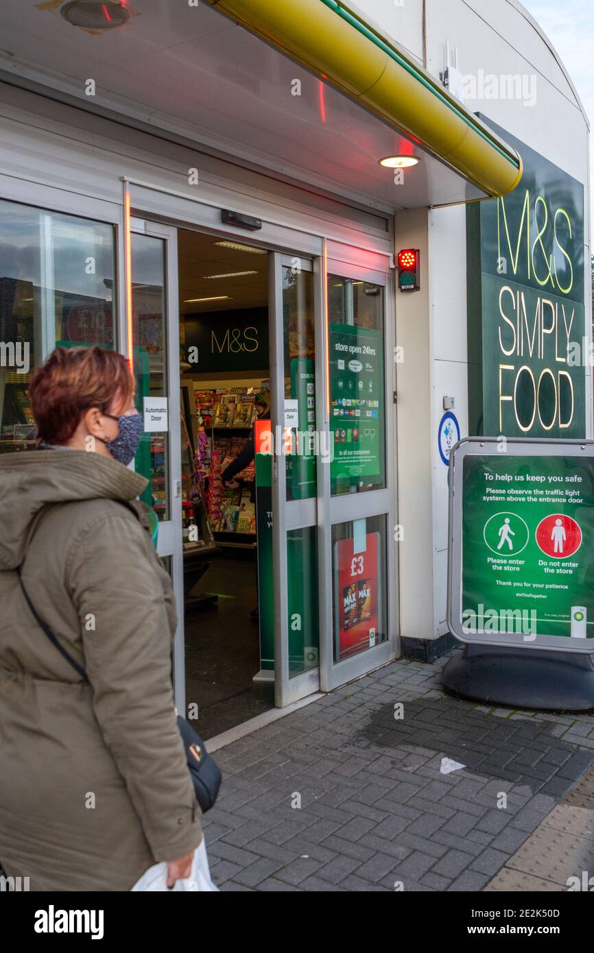 Donna in attesa del semaforo verde per entrare in una stazione di servizio BP durante la pandemia di Covid-19, Salisbury, Regno Unito. Foto Stock