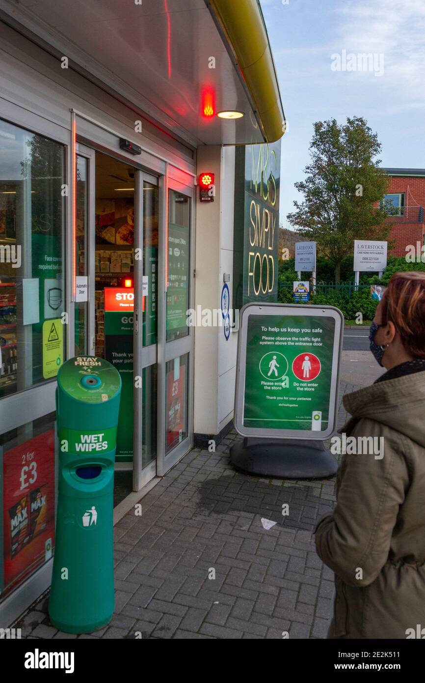 Donna in attesa del semaforo verde per entrare in una stazione di servizio BP durante la pandemia di Covid-19, Salisbury, Regno Unito. Foto Stock