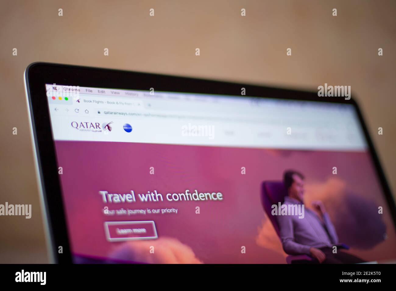 Sito web di Quatar Airways sullo schermo del computer. È la compagnia di bandiera statale del Qatar, fondata nel 1993. Foto Stock