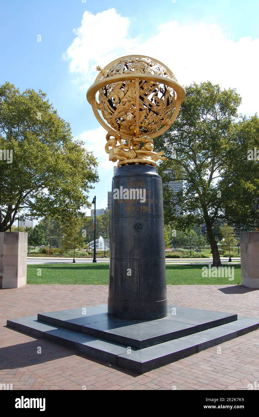 Museo d'arte globo d'oro Filadelfia Stati Uniti d'America Sphere Art Architecture Museo d'arte oro vecchio stile plinth ingresso al parco palla d'oro Foto Stock