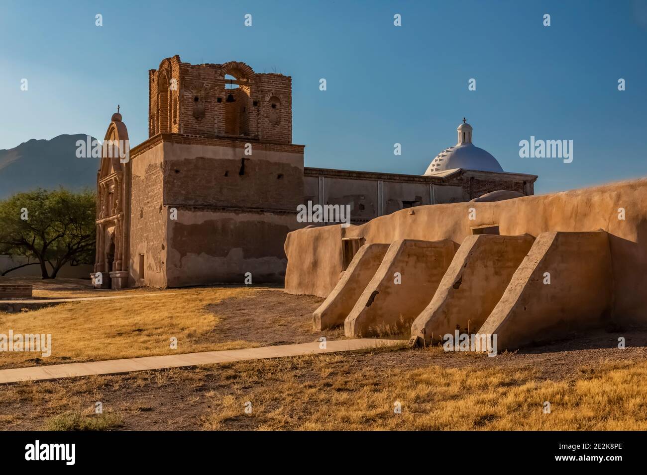 Convento rovina di fronte alla chiesa di missione di adobe a Mission San Jose de Tumacacori, nel Tucumcari National Historical Park, Arizona, Stati Uniti Foto Stock