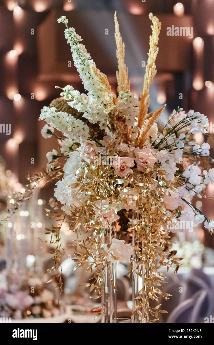 Composizione floreale al banchetto nel ristorante. Fiori sfondo Foto Stock