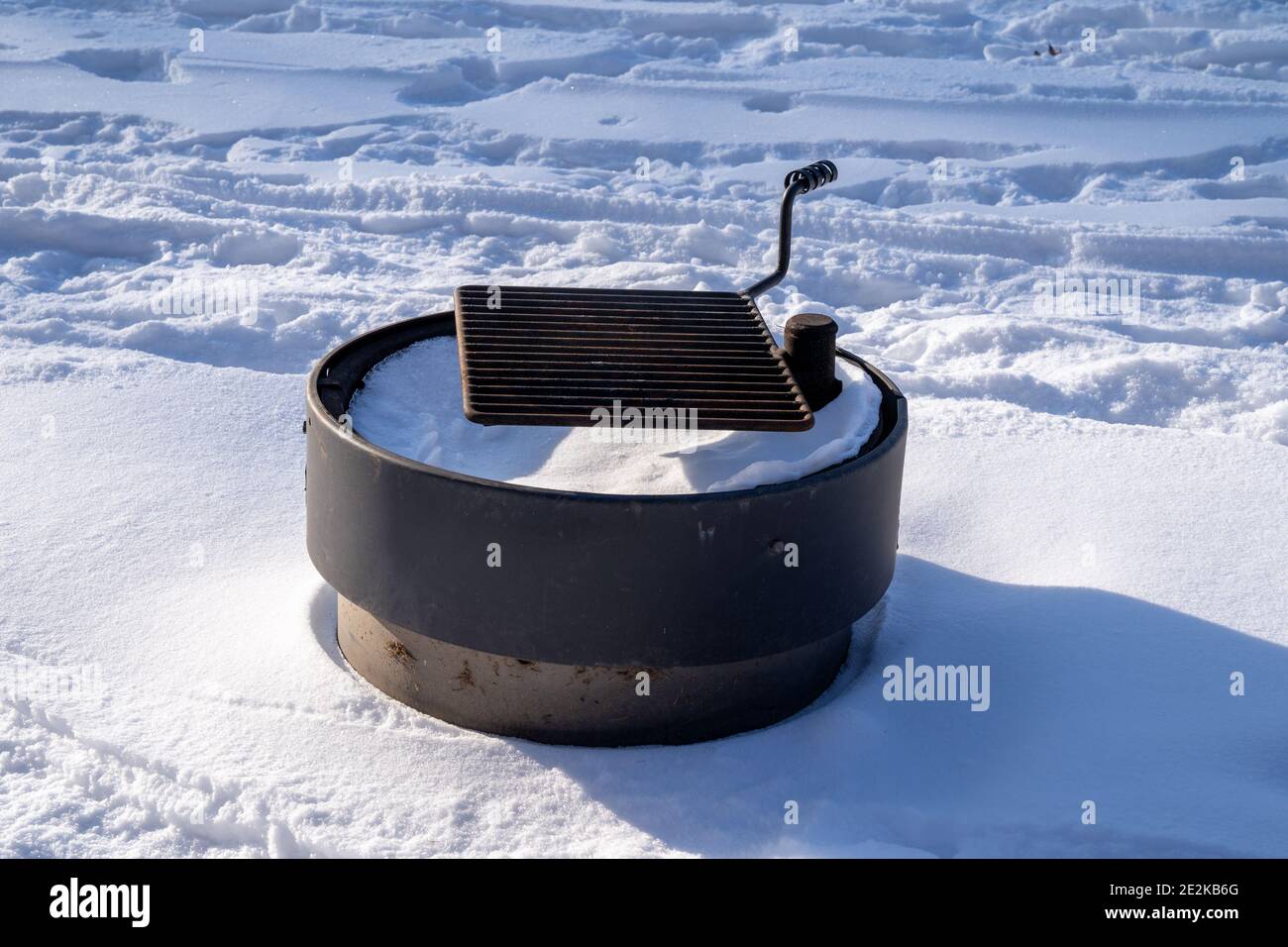 Neve coperta picnic griglia anello di fuoco, in inverno Foto Stock