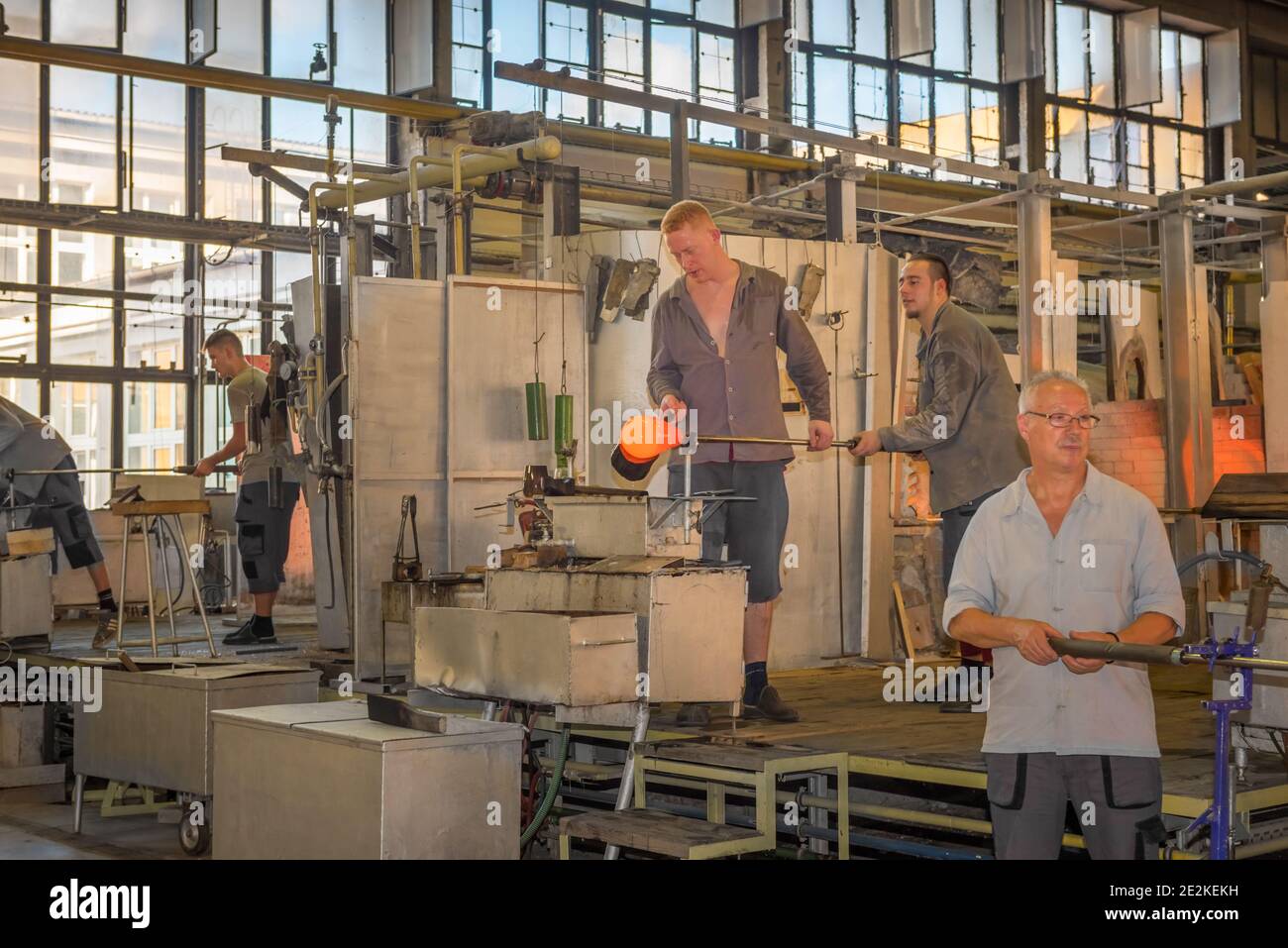 Gli artigiani creano opere d'arte uniche dal vetro. Moser Glass Factory nella Repubblica Ceca. Tour della fabbrica di vetro Foto Stock
