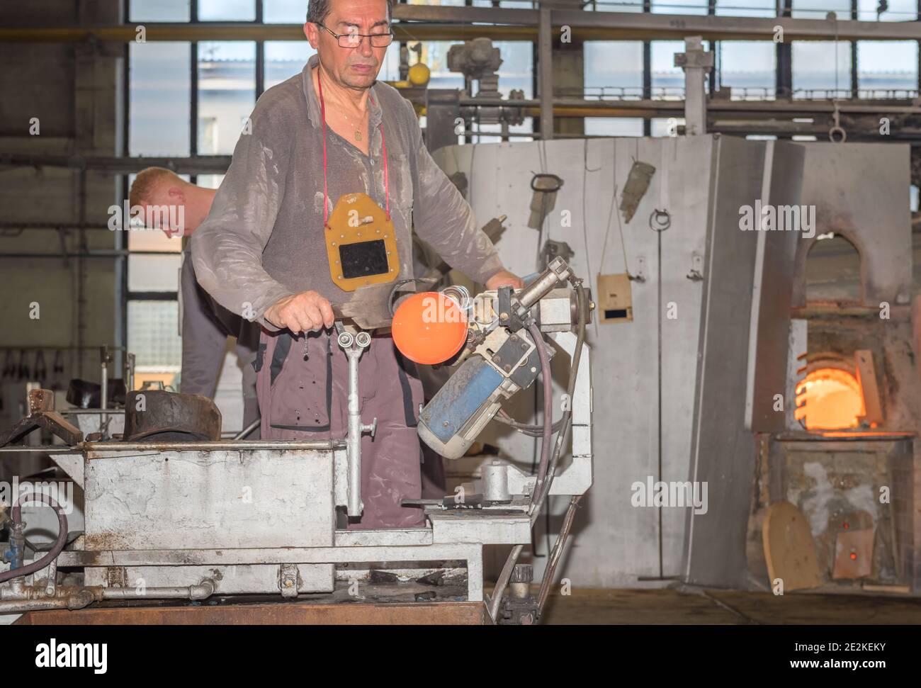 Opere creative uniche dei maestri vetrai della Moser Glass Factory nella Repubblica Ceca. Trasformare una massa calda di vetro disegnata da un forno caldo in un w Foto Stock