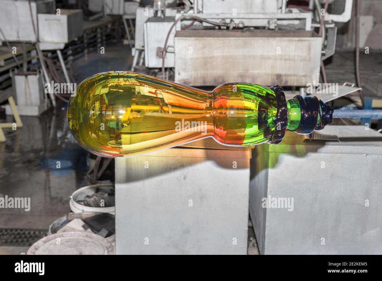 Prodotti creativi dei maestri vetrai della Moser Glass Factory nella Repubblica Ceca. Tour della fabbrica di vetro Foto Stock