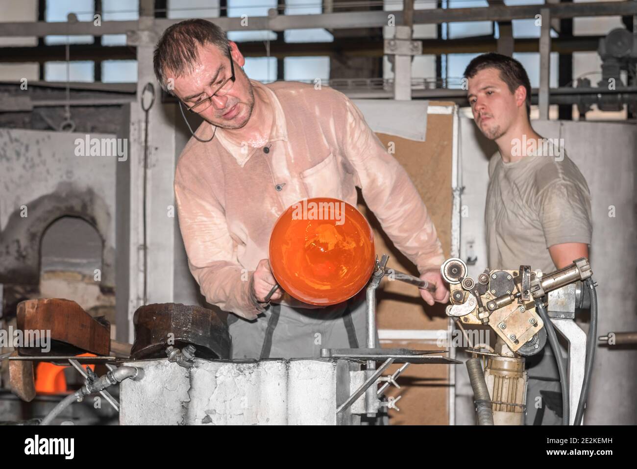Due vetrerie creative opere uniche in Moser Glass Factory nella Repubblica Ceca. Trasformare una massa calda di vetro disegnata da un forno caldo in un'opera d'arte Foto Stock