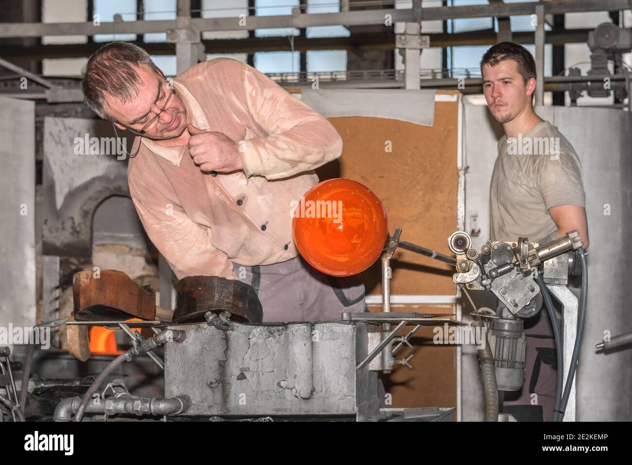 Due vetrerie creative opere uniche in Moser Glass Factory in ceco. Trasformare una massa calda di vetro disegnata da un forno caldo in un'opera d'arte Foto Stock