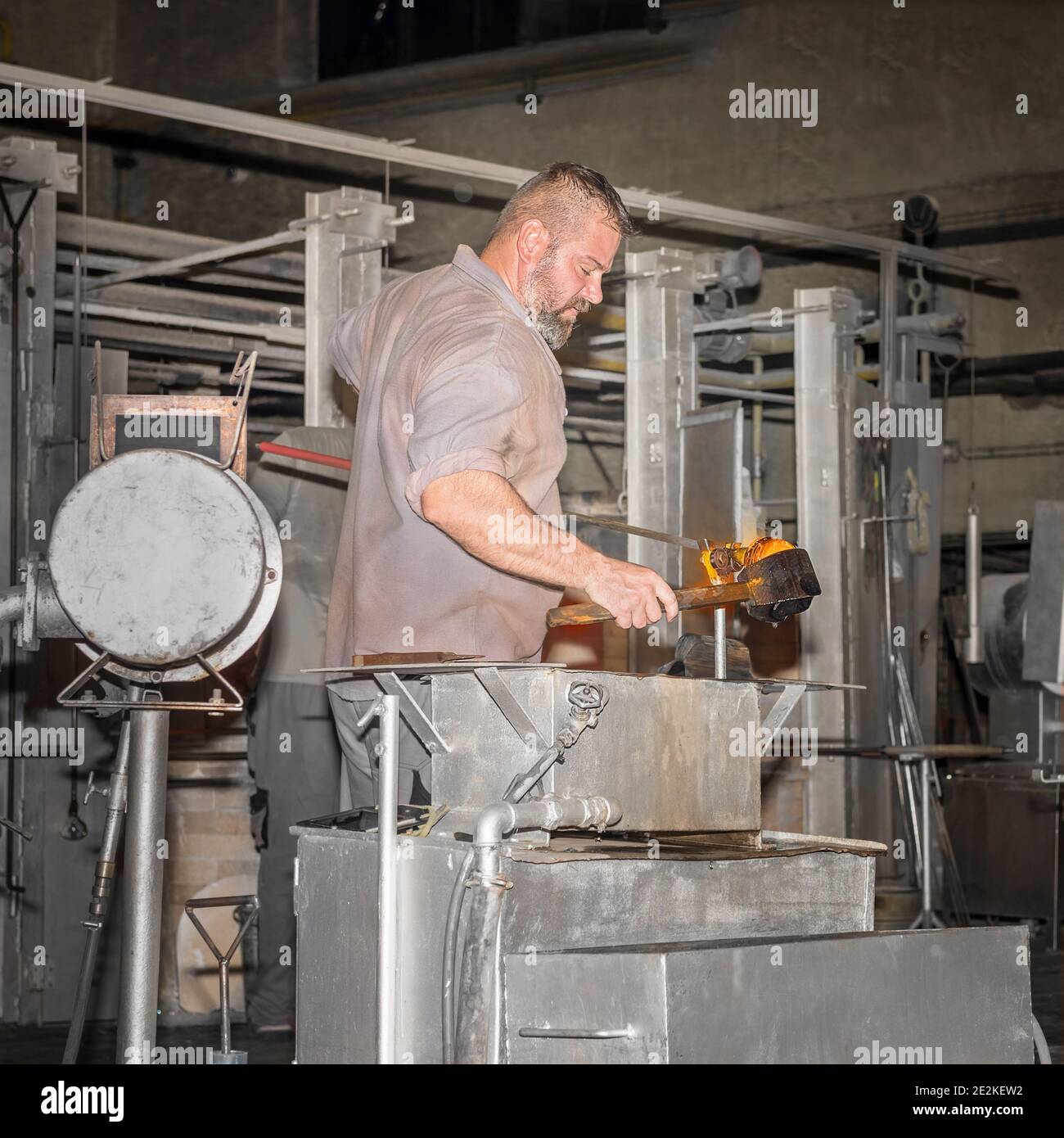 Moser Glass Factory nella Repubblica Ceca. Trasformare una massa calda di vetro prelevata da un forno caldo in un'opera d'arte Foto Stock