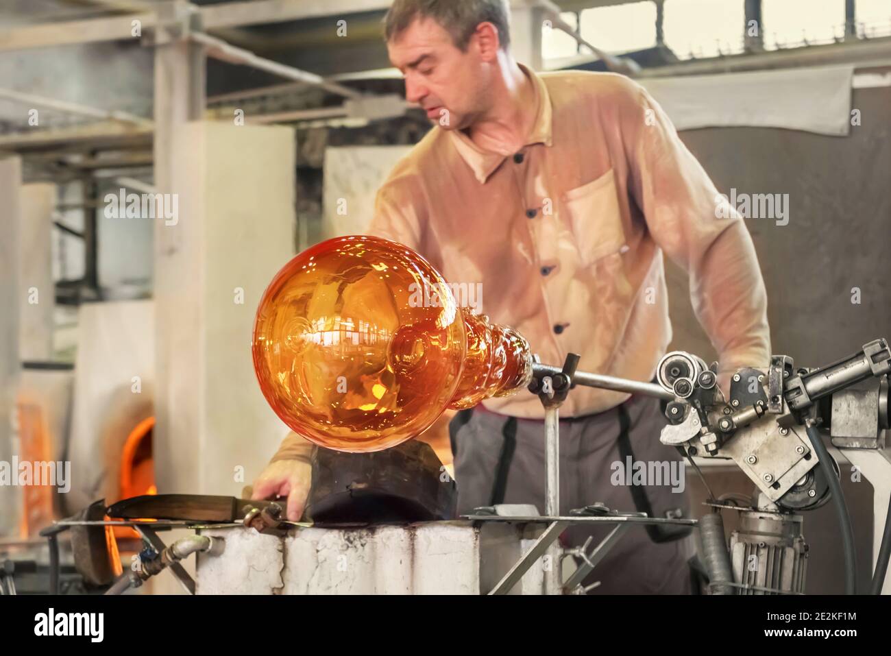 Trasformare una massa calda di vetro prelevata da un forno caldo in un'opera d'arte. Moser Glass Factory nella Repubblica Ceca Foto Stock