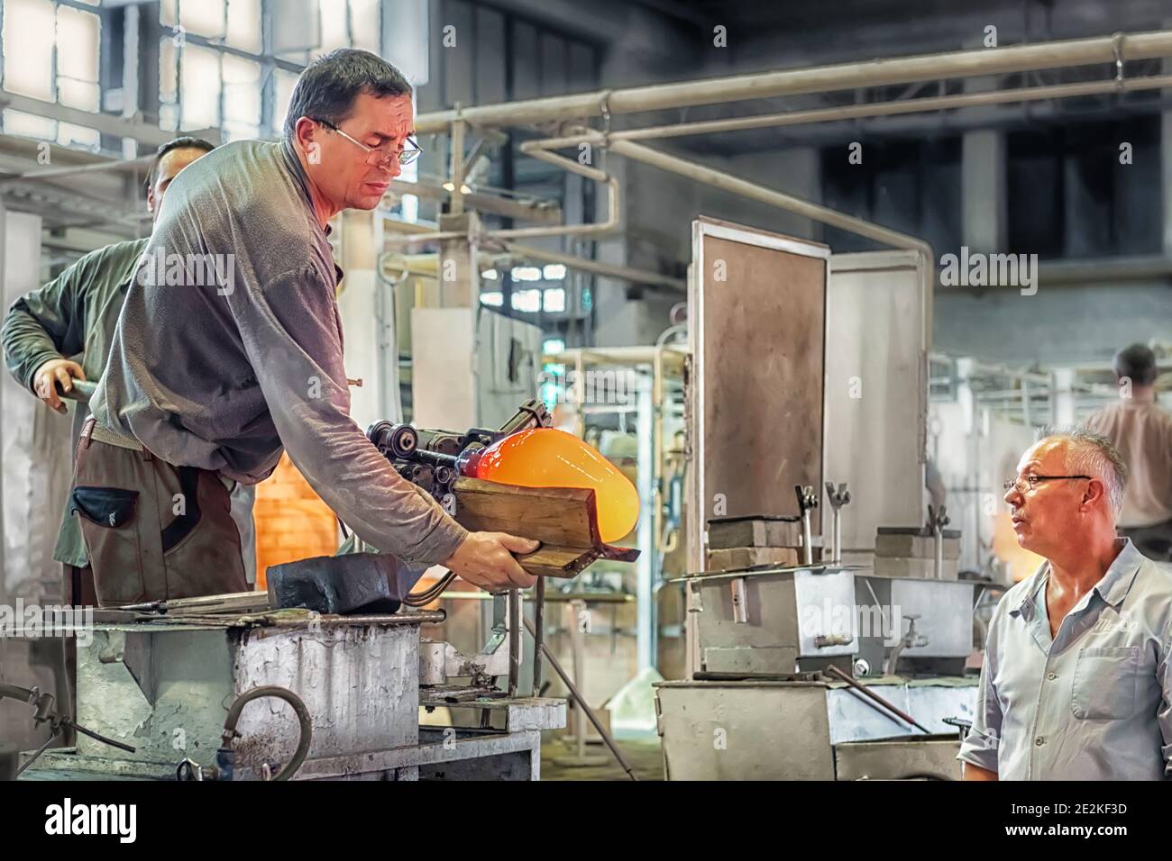 I creatives del vetraio opere uniche nella fabbrica di vetro di Moser in ceco. Trasformare una massa calda di vetro disegnata da un forno caldo in un'opera d'arte Foto Stock