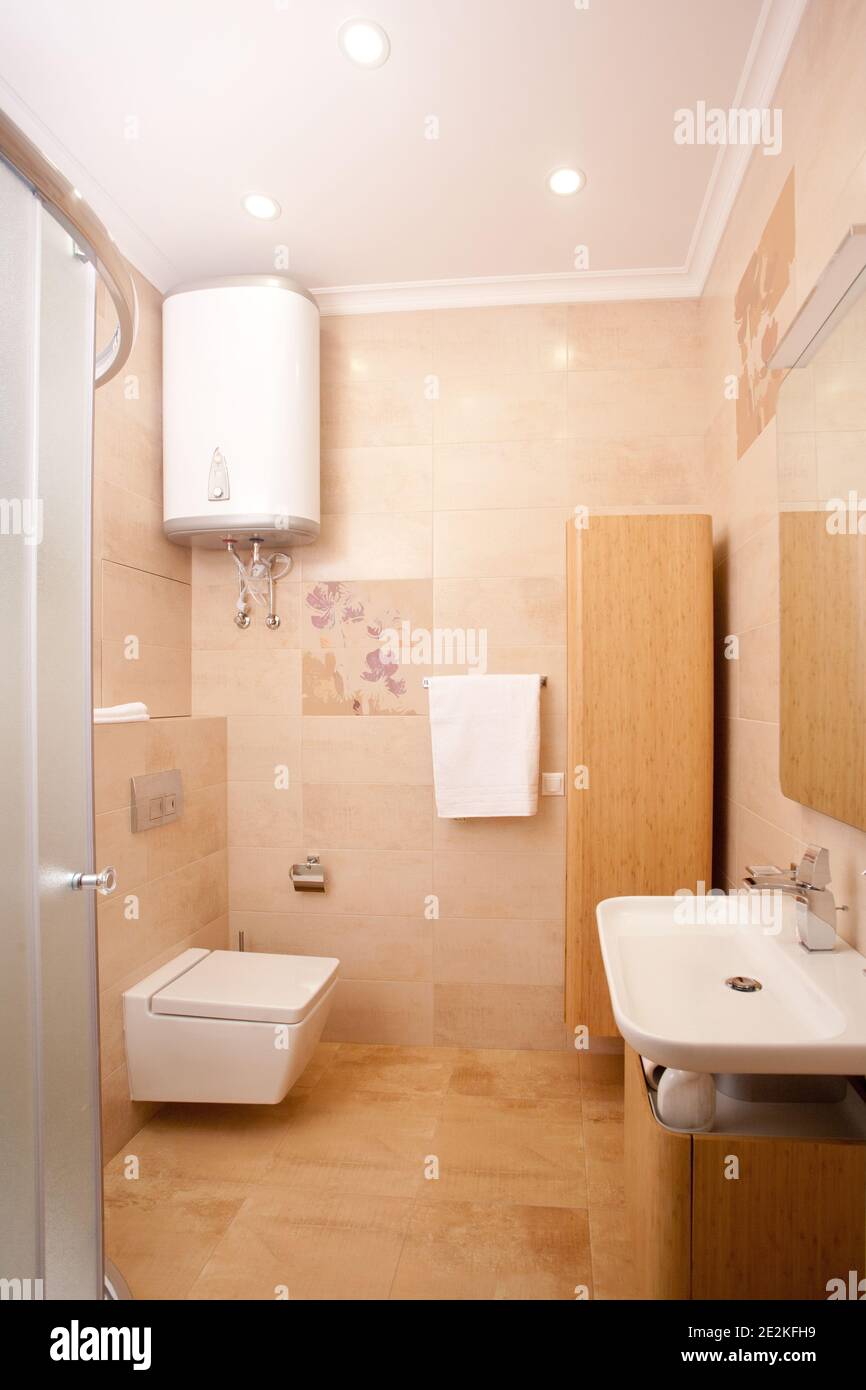 Epmty interni minimalisti sfondo, bagno di moderno appartamento, cabina doccia, wc, lavabo, specchio e lavabo in colori chiari, nessuno, con c Foto Stock