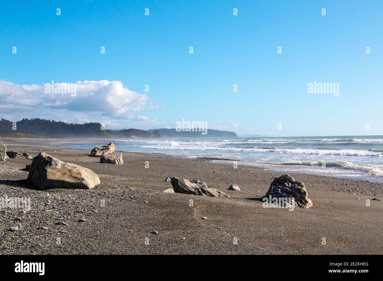 Spiaggia incontaminata a Okarito nel Parco Nazionale di Westland Tai Poutini Sulla selvaggia costa occidentale della Nuova Zelanda, sull'Isola del Sud Foto Stock