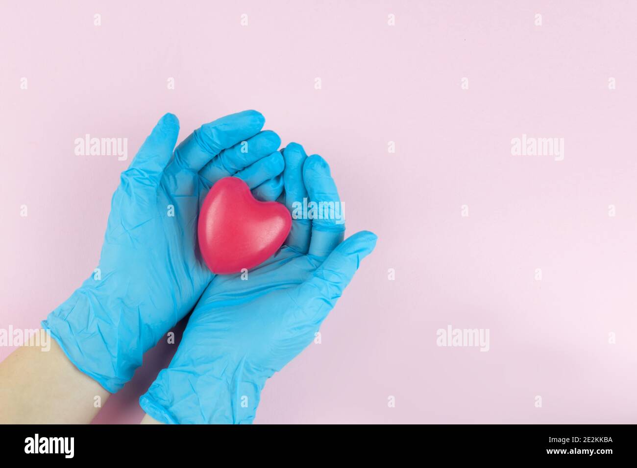 Vista ritagliata del medico che tiene il cuore rosso nelle mani, assicurazione sanitaria, donazione, carità, salvare la vita, grazie Foto Stock