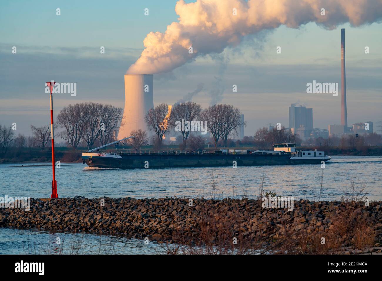 Torre di raffreddamento della centrale a carbone Duisburg-Walsum, gestita da STEAG ed EVN AG, alta 181 metri, unità centrale 10, nube di vapore acqueo, Foto Stock