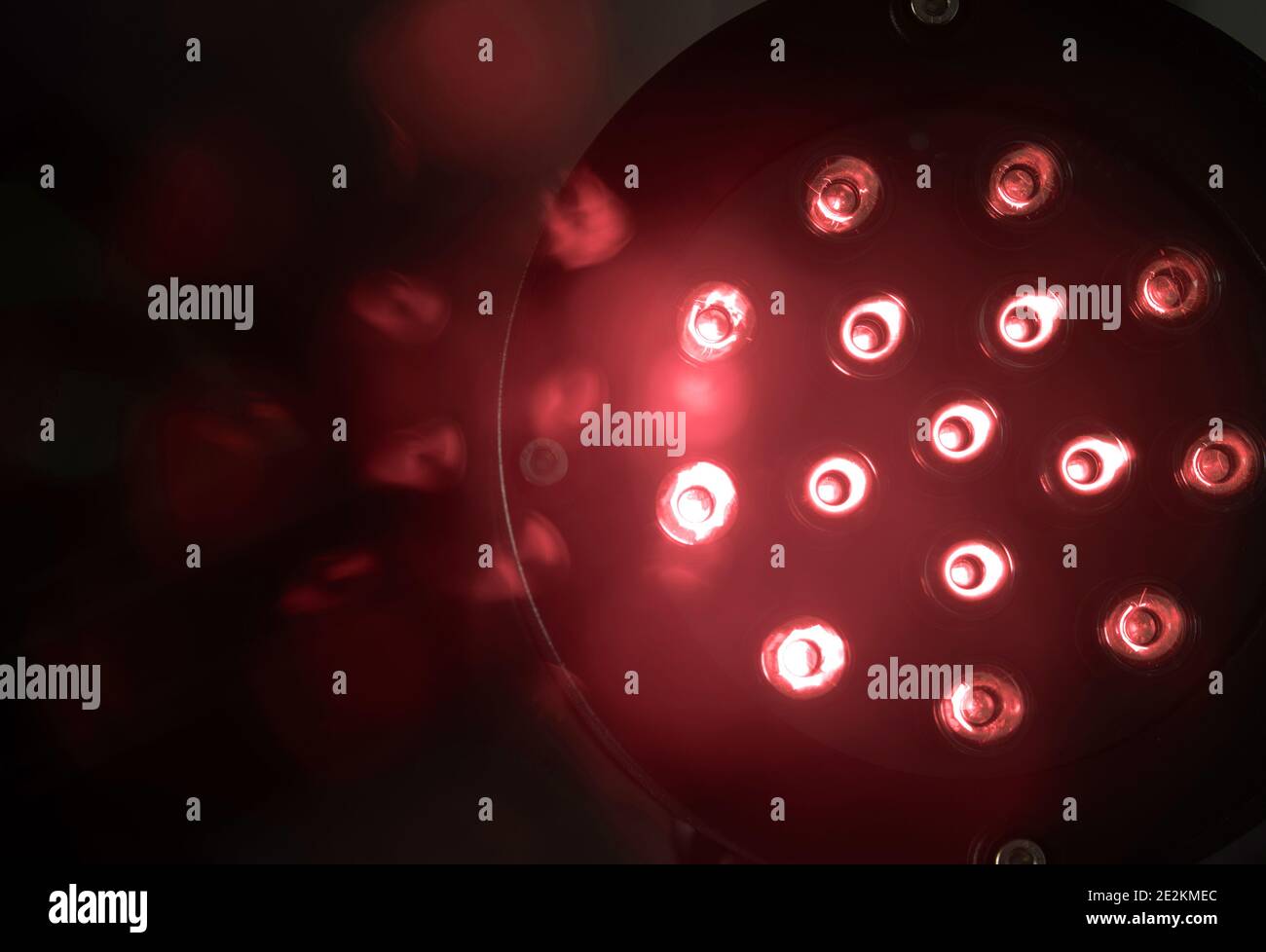 Riflettore LED a infrarossi luminoso in primo piano. Moderne tecnologie per dispositivi TVCC. Settore della sorveglianza. Foto Stock