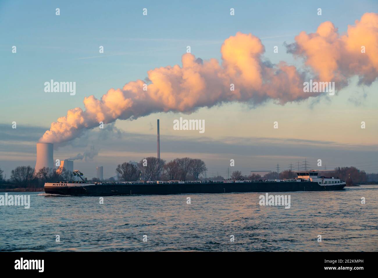 Torre di raffreddamento della centrale a carbone Duisburg-Walsum, gestita da STEAG ed EVN AG, alta 181 metri, unità centrale 10, nube di vapore acqueo, Foto Stock