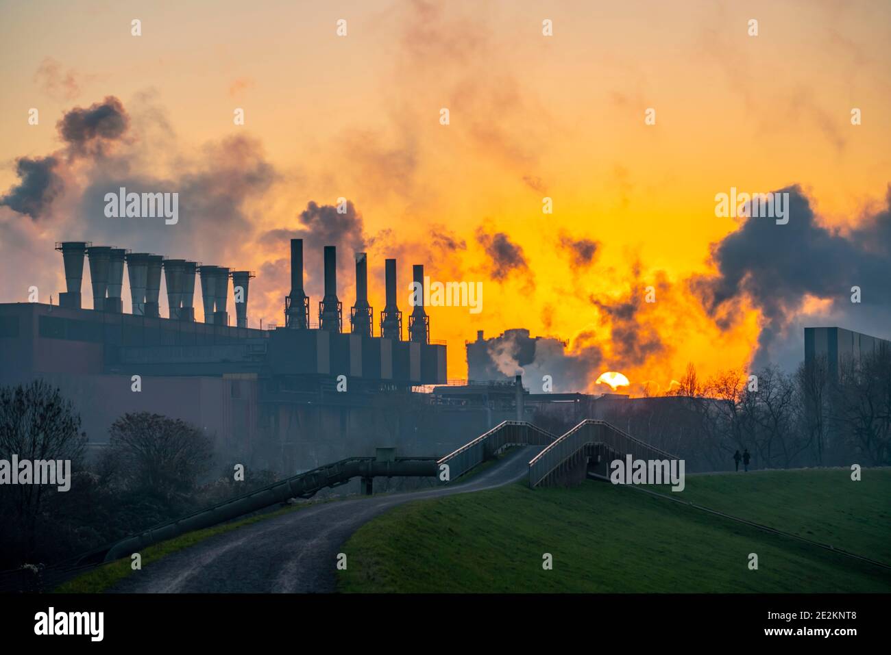 Duisburg-Brukhausen, stabilimento siderurgico ThyssenKrupp, escursionisti sulla diga del Reno, inverno, Duisburg, NRW, Germania, Foto Stock