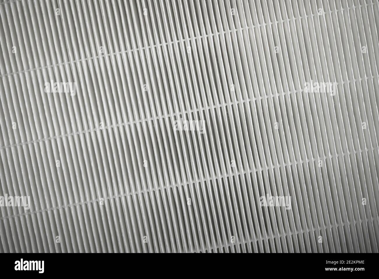 Pulizia filtro antiparticolato per aria HEPA di ricambio ad alta efficienza primo piano. Tema della qualità dell'aria degli edifici residenziali e commerciali. Foto Stock