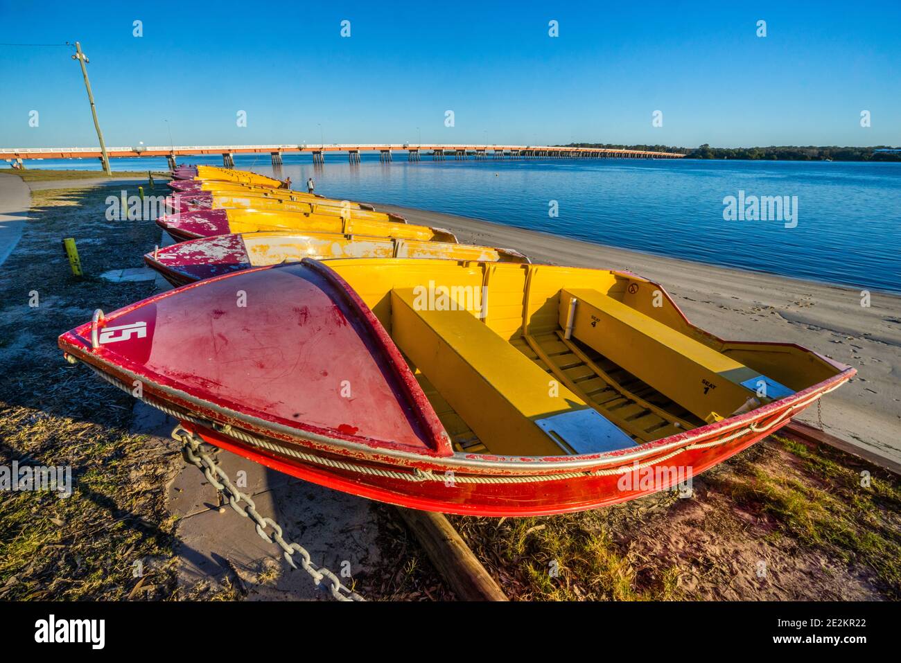 Noleggiate barche sulla sponda del Pumicestone Passage di Sylvan Beach con vista sul Ponte dell'Isola di Bribie, Bellara sull'Isola di Bribie, Queensland, Aaustralia Foto Stock