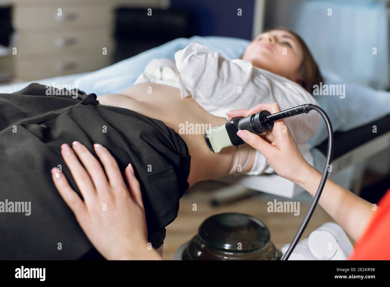 Terapia extracorporea a onde d'urto in urologia. Ripresa tagliata di  paziente di donna sdraiata, avendo ultrasuoni per determinare la posizione  dei calcoli renali prima del Foto stock - Alamy