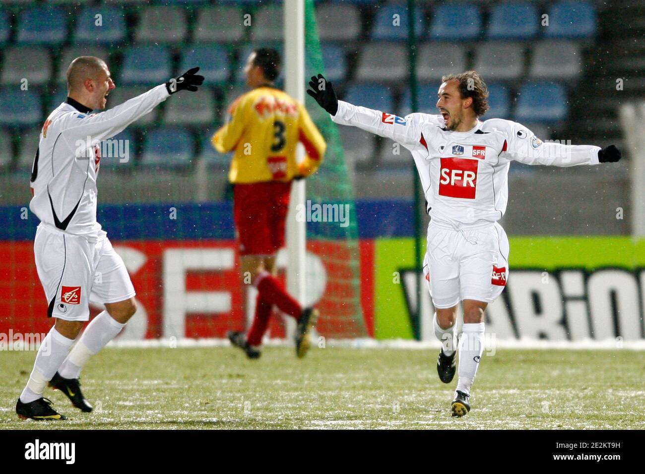 Anthony Lecointe (R) di Boulogne festeggia il 9 gennaio 2010 con il compagno di squadra durante la partita di calcio della Coppa di Francia, Seclin vs Boulogne-sur-Mer allo stadio Lille Metropole di Lille, Francia. Boulogne ha vinto 4-1. Foto di Mikael Libert/ABACAPRESS.COM Foto Stock