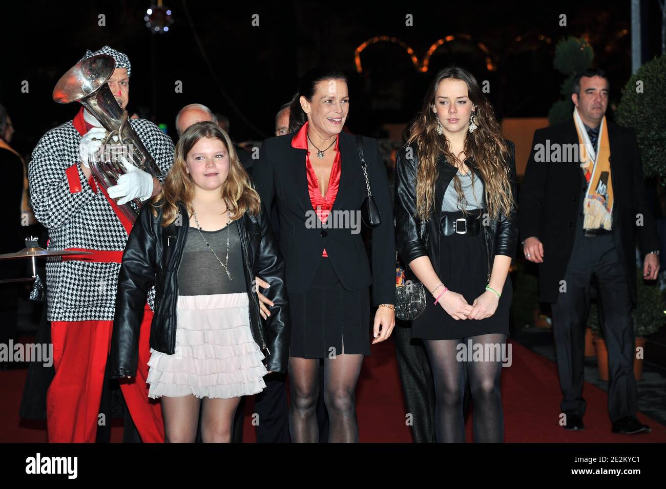 La principessa Stephanie di Monaco e le sue figlie Camille Gottlieb e Pauline Ducruet si pongono al giorno 2 del trentaquattresimo Festival Internazionale del Circo a Monte Carlo, Monaco, il 15 gennaio 2010. Handout Foto di Monaco Palace/ABACAPRESS.COM Foto Stock