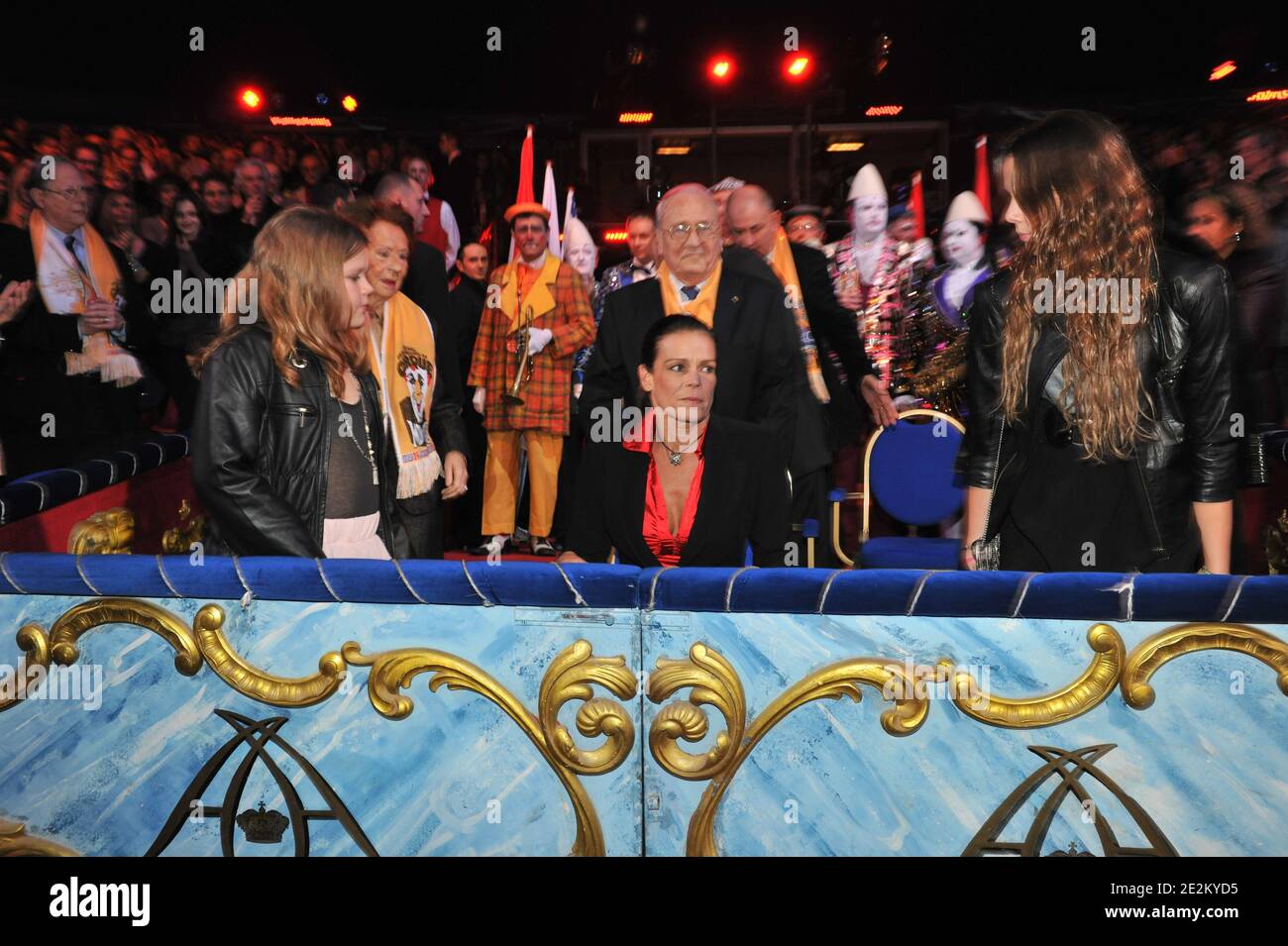 La principessa Stephanie di Monaco e le sue figlie Camille Gottlieb e Pauline Ducruet si pongono al giorno 2 del trentaquattresimo Festival Internazionale del Circo a Monte Carlo, Monaco, il 15 gennaio 2010. Handout Foto di Monaco Palace/ABACAPRESS.COM Foto Stock