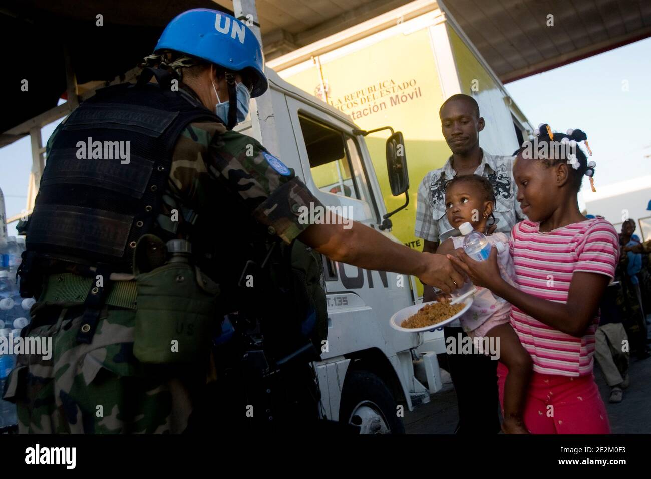 I pacifici Boliviani delle Nazioni Unite distribuiscono acqua e pasti ai residenti di Cite Soleil, tre giorni dopo il terribile terremoto, a Port-au-Prince, Haiti, il 15 gennaio 2010. Foto di Marco Dormino/un via ABACAPRESS.COM Foto Stock