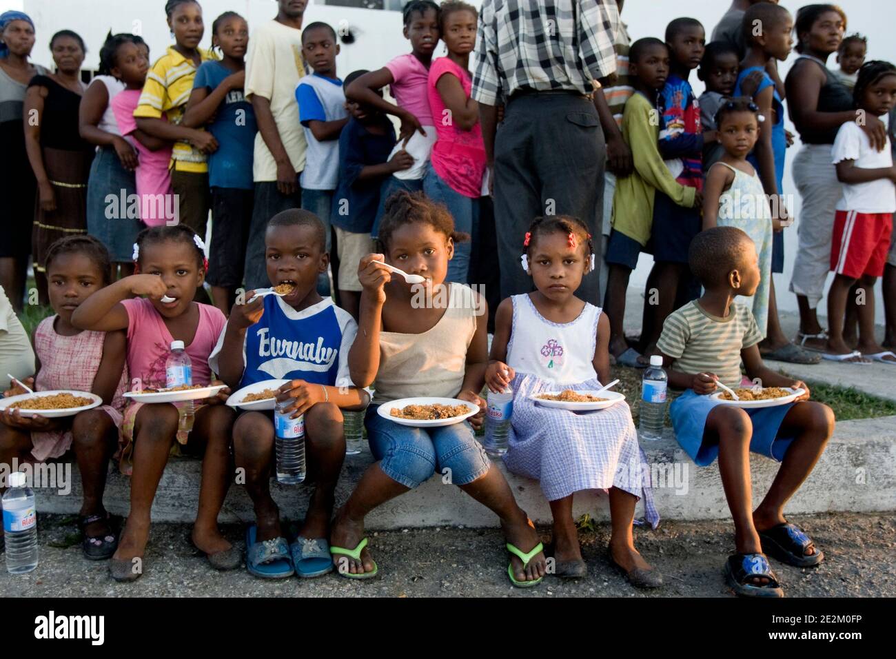 I bambini mangiano i pasti distribuiti dai soldati di pace delle Nazioni Unite boliviani a Cite Soleil, tre giorni dopo il terribile terremoto, a Port-au-Prince, Haiti, il 15 gennaio 2010. Foto di Marco Dormino/un via ABACAPRESS.COM Foto Stock