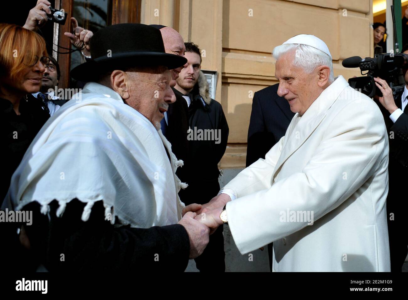 Papa Benedetto XVI (R) stringe le mani con l'ex capo rabbino Elio Toaff nella sinagoga principale di Roma. Papa Benedetto XVI ha fatto la sua prima visita alla sinagoga di Roma il 17 gennaio 2010. Un mese fa arrabbiò molti ebrei spostando il suo predecessore in tempo di guerra Pio XII, accusato di inazione durante l'Olocausto, sulla strada della santità. Foto di ABACAPRESS.COM Foto Stock