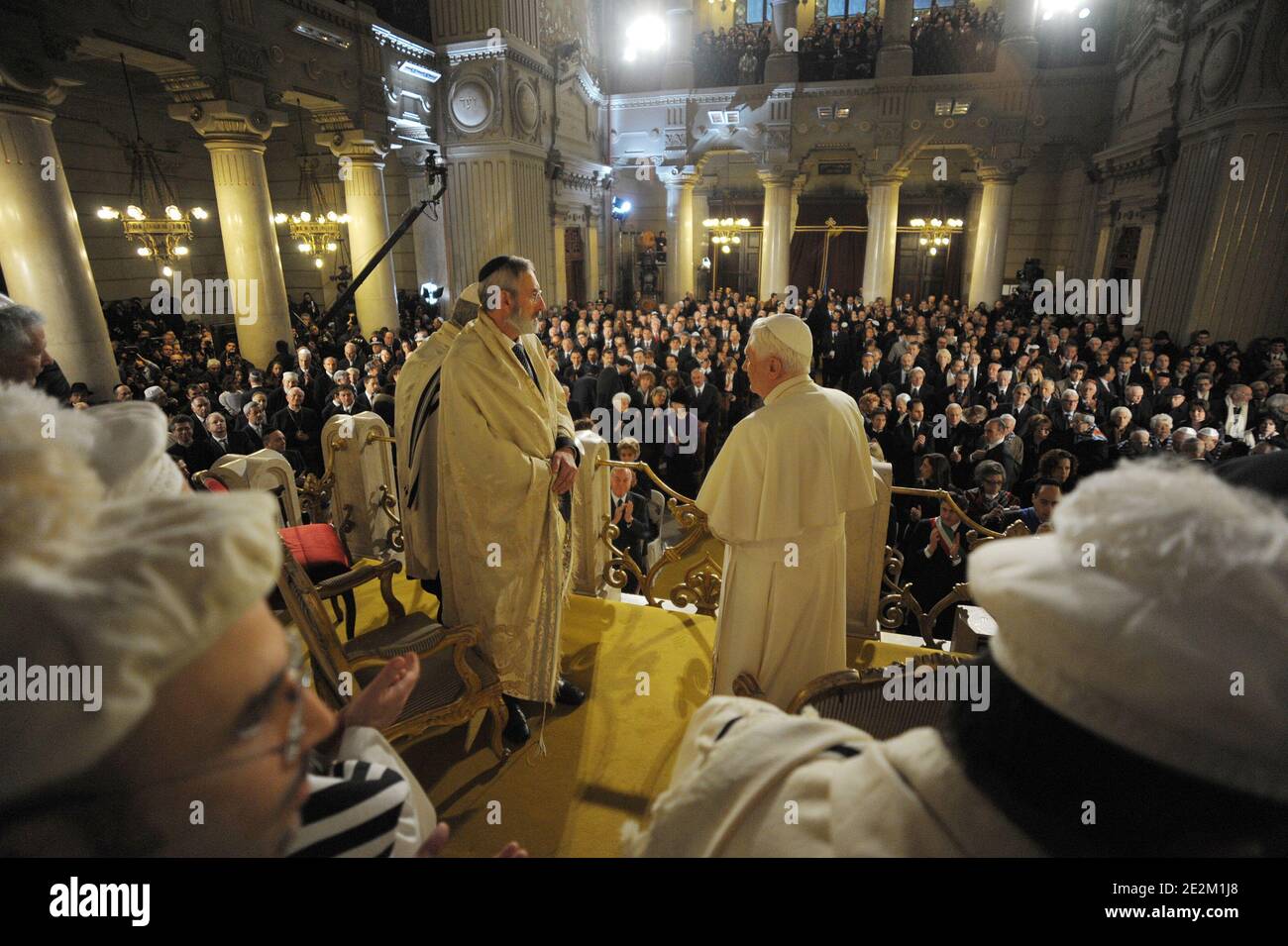 Papa Benedetto XVI (R) guarda accanto al capo rabbino Riccardo di segni alla sinagoga principale di Roma. Papa Benedetto XVI ha fatto la sua prima visita alla sinagoga di Roma il 17 gennaio 2010. Un mese fa arrabbiò molti ebrei spostando il suo predecessore in tempo di guerra Pio XII, accusato di inazione durante l'Olocausto, sulla strada della santità. Foto di ABACAPRESS.COM Foto Stock