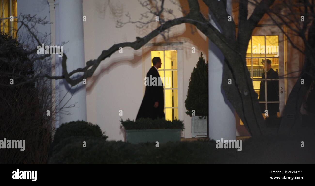 Il presidente Barack Obama cammina da Marine One all'ufficio ovale al suo ritorno, da un viaggio a Lorain County, Ohio, alla White House Marine a Washington DC, USA il 22 gennaio 2010. Foto di Dennis Brack/ABACAPRESS.COM (nella foto: Barack Obama) Foto Stock