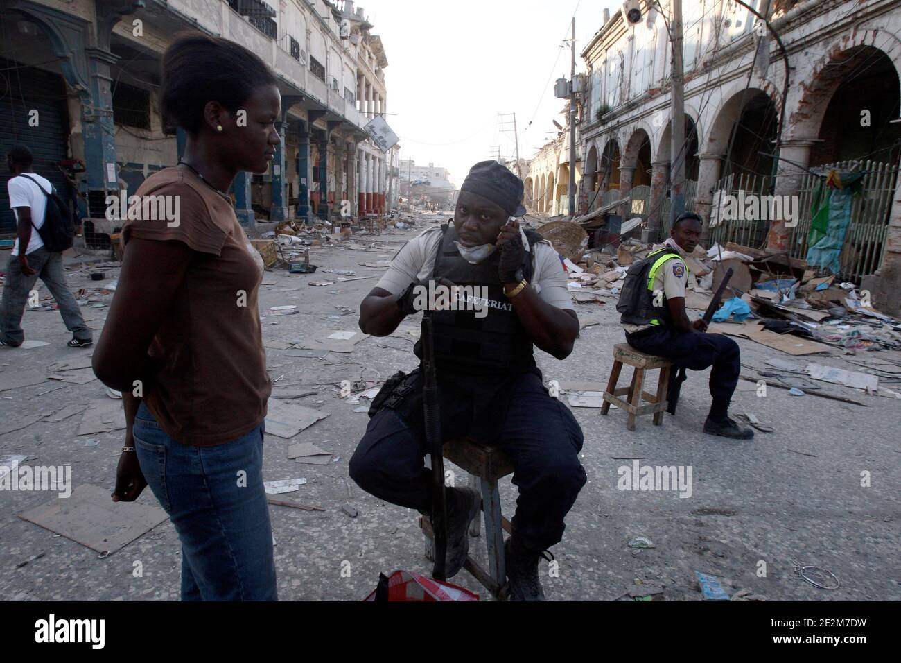 Gendarmes, Michel et Jerome effectuent jusqu a missioni quatre par jour a Port-au-Prince. Aujourd hui l'orphelinat nids d'amours. CES enfants ont perdu leurs parents lors du tremblement de terre. Port-au-Prince, Haiti le 22 gennaio 2010. Foto di Sebastien Dufour/ABACAPRESS.COM Foto Stock