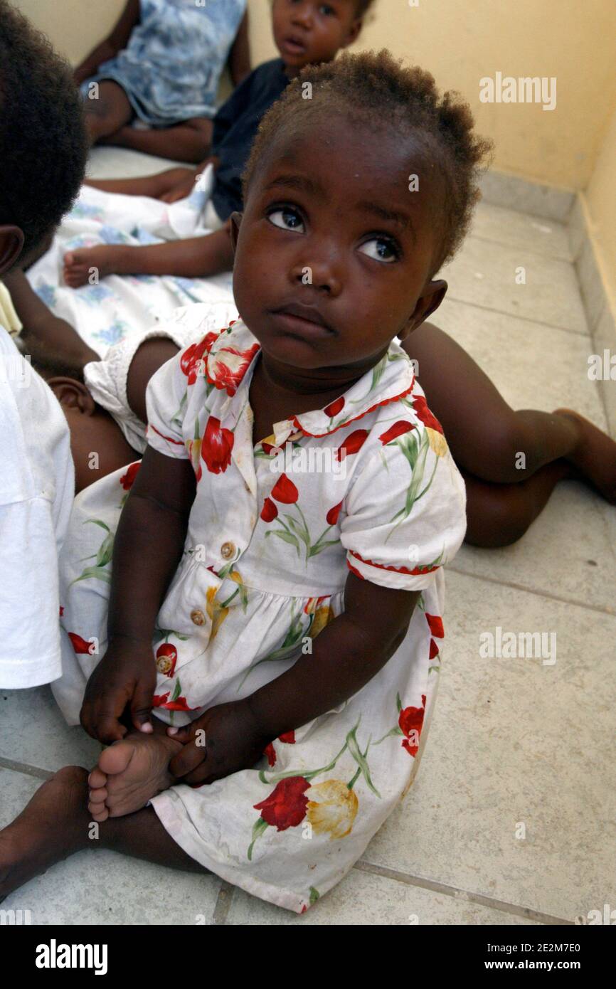 Gendarmes, Michel et Jerome effectuent jusqu a missioni quatre par jour a Port-au-Prince. Aujourd hui l'orphelinat nids d'amours. CES enfants ont perdu leurs parents lors du tremblement de terre. Port-au-Prince, Haiti le 22 gennaio 2010. Foto di Sebastien Dufour/ABACAPRESS.COM Foto Stock