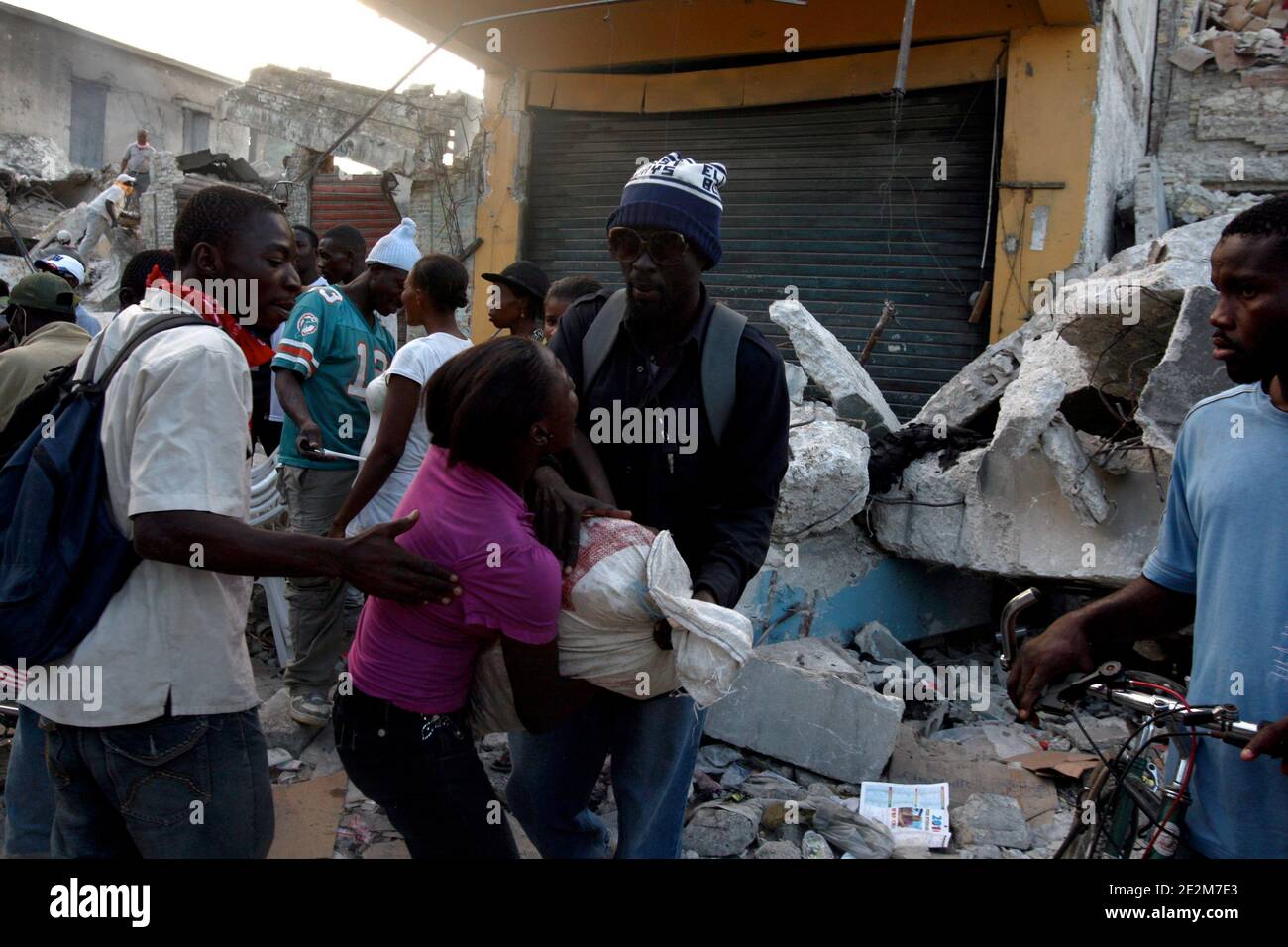 Gendarmes, Michel et Jerome effectuent jusqu a missioni quatre par jour a Port-au-Prince. Aujourd hui l'orphelinat nids d'amours. CES enfants ont perdu leurs parents lors du tremblement de terre. Port-au-Prince, Haiti le 22 gennaio 2010. Foto di Sebastien Dufour/ABACAPRESS.COM Foto Stock