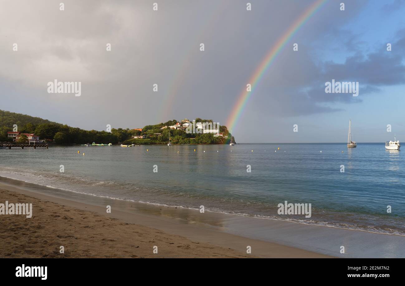 Arcobaleno sulla Baia di Anse Mitan - Les Trois Ilets - Martinica . Foto Stock