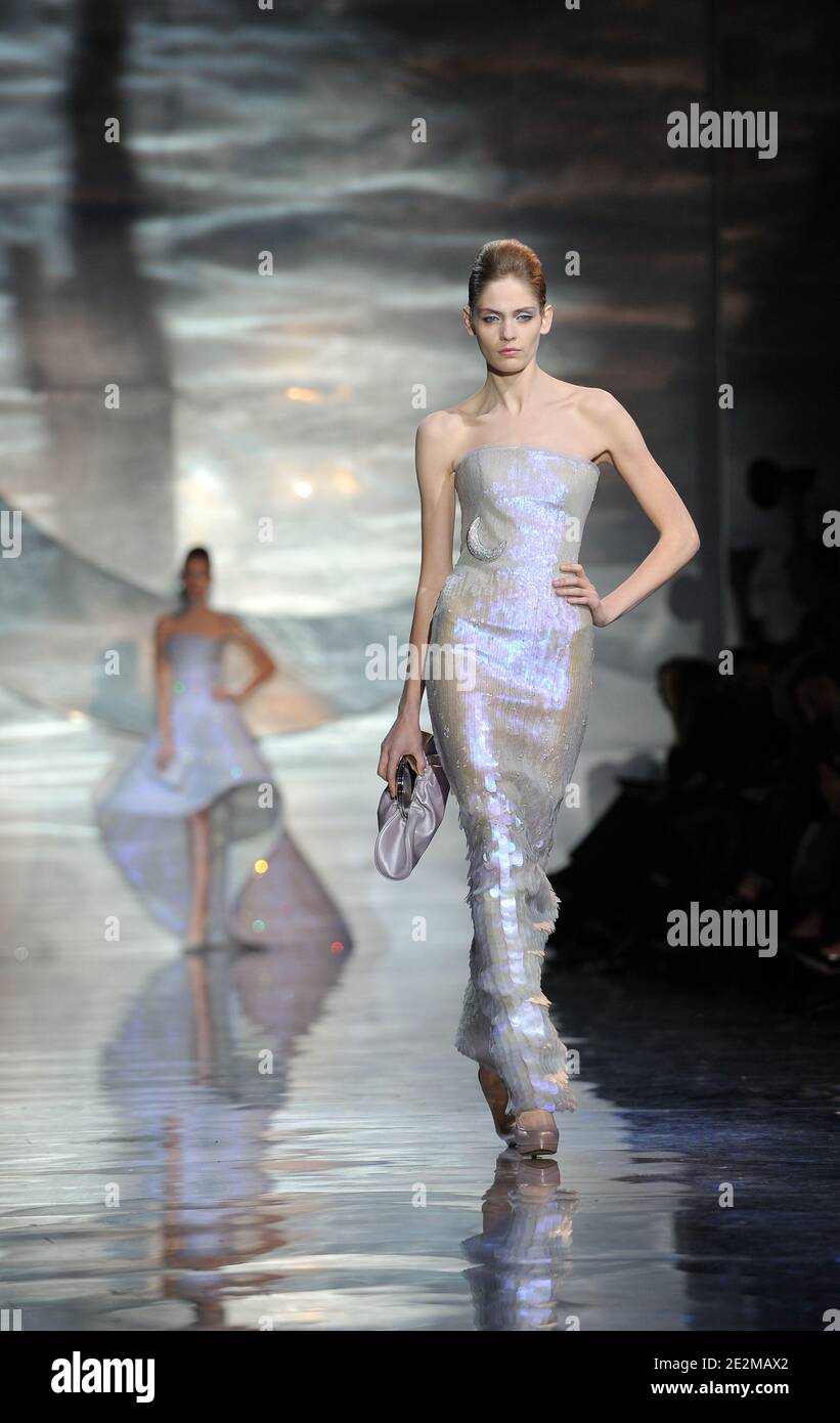 Un modello indossa una creazione nell'ambito della sfilata di moda alta-Couture Primavera-Estate 2010 di Giorgio Armani a Parigi, Francia, il 25 gennaio 2010 . Foto di Nicolas Gouhier/ABACAPRESS.COM Foto Stock