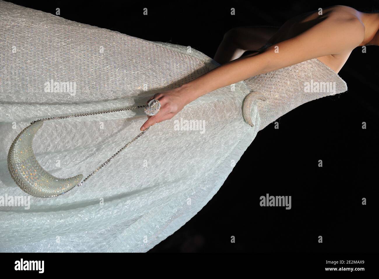Un modello indossa una creazione nell'ambito della sfilata di moda alta-Couture Primavera-Estate 2010 di Giorgio Armani a Parigi, Francia, il 25 gennaio 2010 . Foto di Nicolas Gouhier/ABACAPRESS.COM Foto Stock