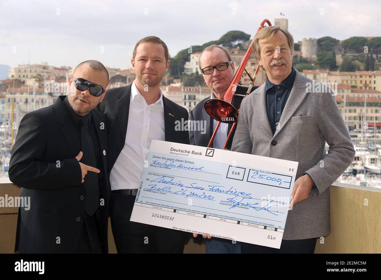 Magnum Collane, Dan Serman, Direttore Meecins Sans Frontieres, Niels Landgren e siggi Loch propone una fotocellula per presentare il loro progetto di donazione per l'Africa durante il Midem di Cannes, Francia, il 26 gennaio 2010. Foto di Giancarlo Gorassini/ABACAPRESS.COM Foto Stock