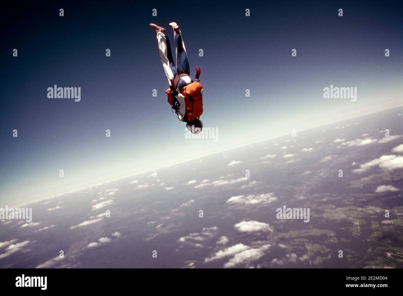 UOMO SINGOLO DEGLI ANNI '70 NEL SEGMENTO DI CADUTA LIBERA DI UN PRECEDENTE DI SKYDIVE AD APRIRE LA SUA GRAVITÀ PARACADUTE TIRANDOLO PRIMA LA TESTA A TERRA - KA4311 RWN001 HARS MASCHI RISCHIO DI SERENITÀ ATLETICA SICUREZZA PERICOLO LIBERTÀ ABILITÀ ATTIVITÀ DIVERTIMENTO ORIZZONTE FISICO BRIVIDO JUMPER HIGH ANGLE ADVENTURE PERICOLOSO IL SUO HOBBY FORZA STUNT CORAGGIO INTERESSE ECCITAMENTO HOBBY CONOSCENZA RICREAZIONE PASSTIME PIACERE RISCHIOSO SUCCESSO GRAVITÀ PERICOLOSA PERICOLO NON SICURO SKYDIVER FLESSIBILITÀ CONCETTUALE MUSCOLI INUSUALE TESTA PRIMA PARDY SKYDIVE LUI RILASSAMENTO AMATEUR OSARE GODIMENTO INVERTITO VECCHIO STILE PARACADUTE PRIMA Foto Stock