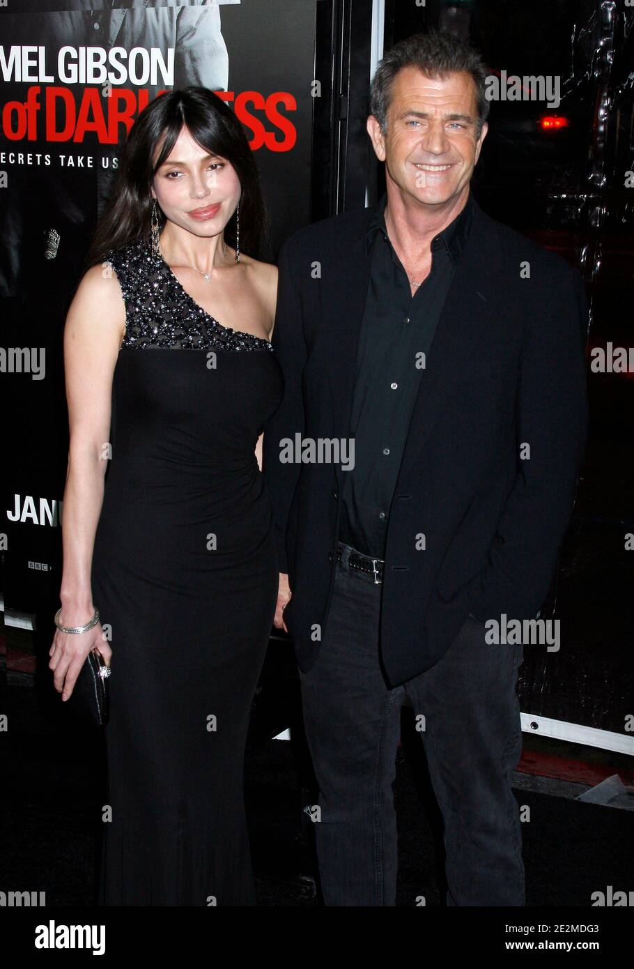 Mel Gibson e la fidanzata Oksana Grigorieva arrivano per la prima di 'Edge of Darkness' tenutasi al Grauman's Chinese Theatre di Los Angeles, CA, USA il 26 gennaio 2010. Foto di Tony DiMaio/ABACAPRESS.COM Foto Stock