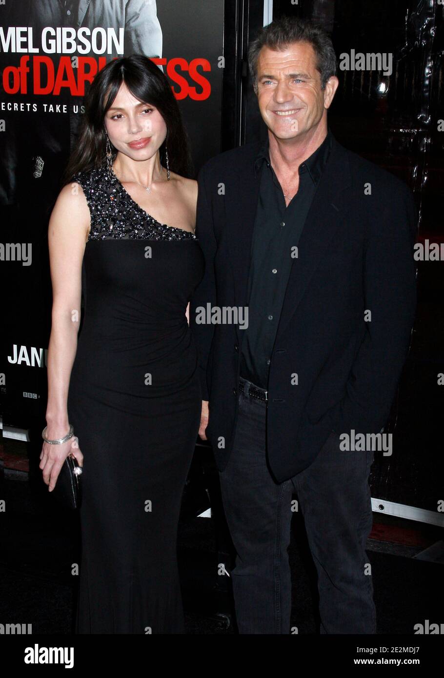 Mel Gibson e la fidanzata Oksana Grigorieva arrivano per la prima di 'Edge of Darkness' tenutasi al Grauman's Chinese Theatre di Los Angeles, CA, USA il 26 gennaio 2010. Foto di Tony DiMaio/ABACAPRESS.COM Foto Stock