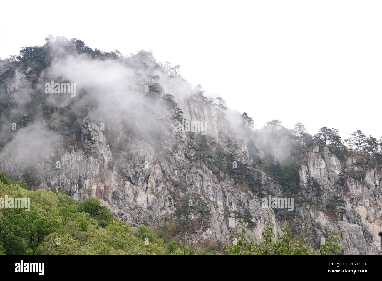 Baile Herculane città Romania dominata paesaggio di montagna Foto Stock