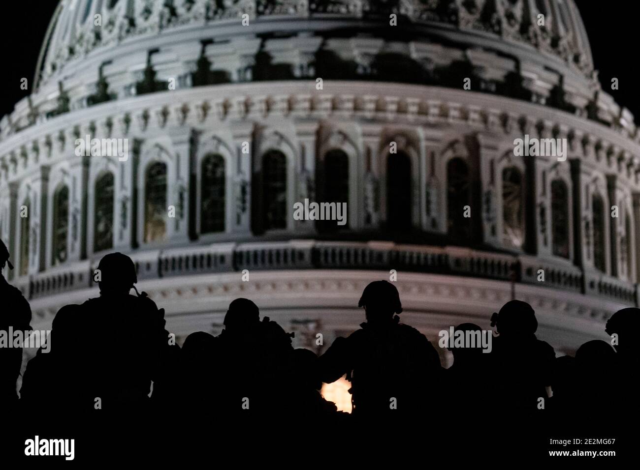 Washington, Stati Uniti. 13 gennaio 2021. I soldati e gli airmen degli Stati Uniti con la Guardia Nazionale si sono schierati contro la cupola del Campidoglio mentre proteggono l'area per la 5nona inaugurazione presidenziale 13 gennaio 2021 a Washington, DC più di 10,000 truppe di guardia nazionale sono state dispiegate per fornire sicurezza a seguito dell'insurrezione da parte dei rioter Pro-Trump. Credit: Planetpix/Alamy Live News Foto Stock