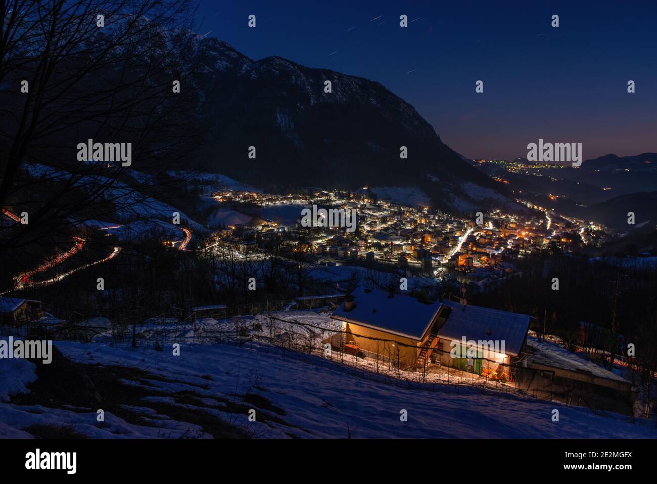 Mountain Village icona neve al tramonto Foto Stock