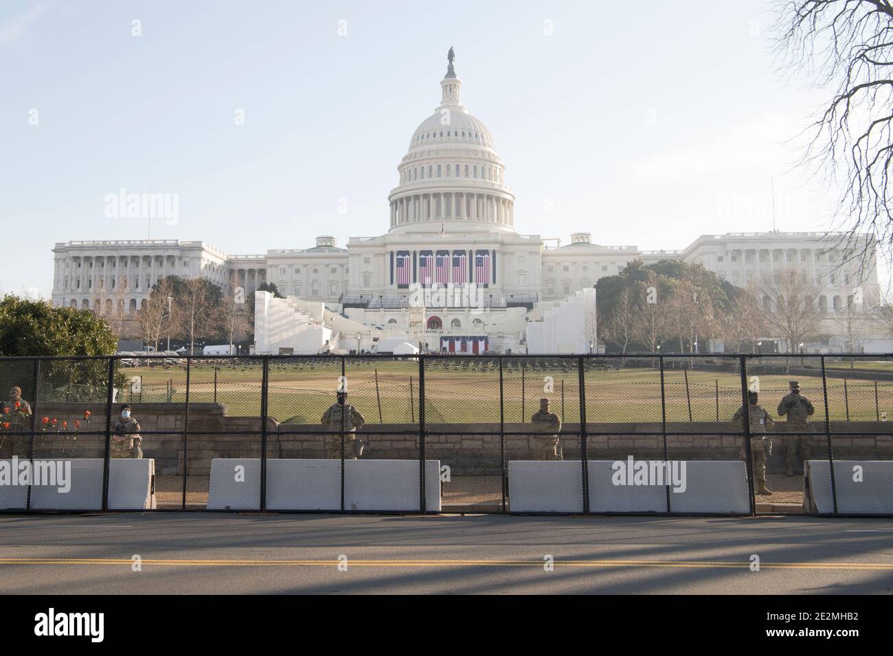 Washington, Stati Uniti. 13 gennaio 2021. I soldati e gli airmen degli Stati Uniti con la Guardia Nazionale forniscono sicurezza al Campidoglio dopo l'insurrezione da parte dei riotatori Pro-Trump 13 gennaio 2021 a Washington, DCMore, più di 10,000 truppe di guardia nazionale sono state dispiegate per fornire sicurezza per la 59a Inaugurazione presidenziale. Credit: Planetpix/Alamy Live News Foto Stock