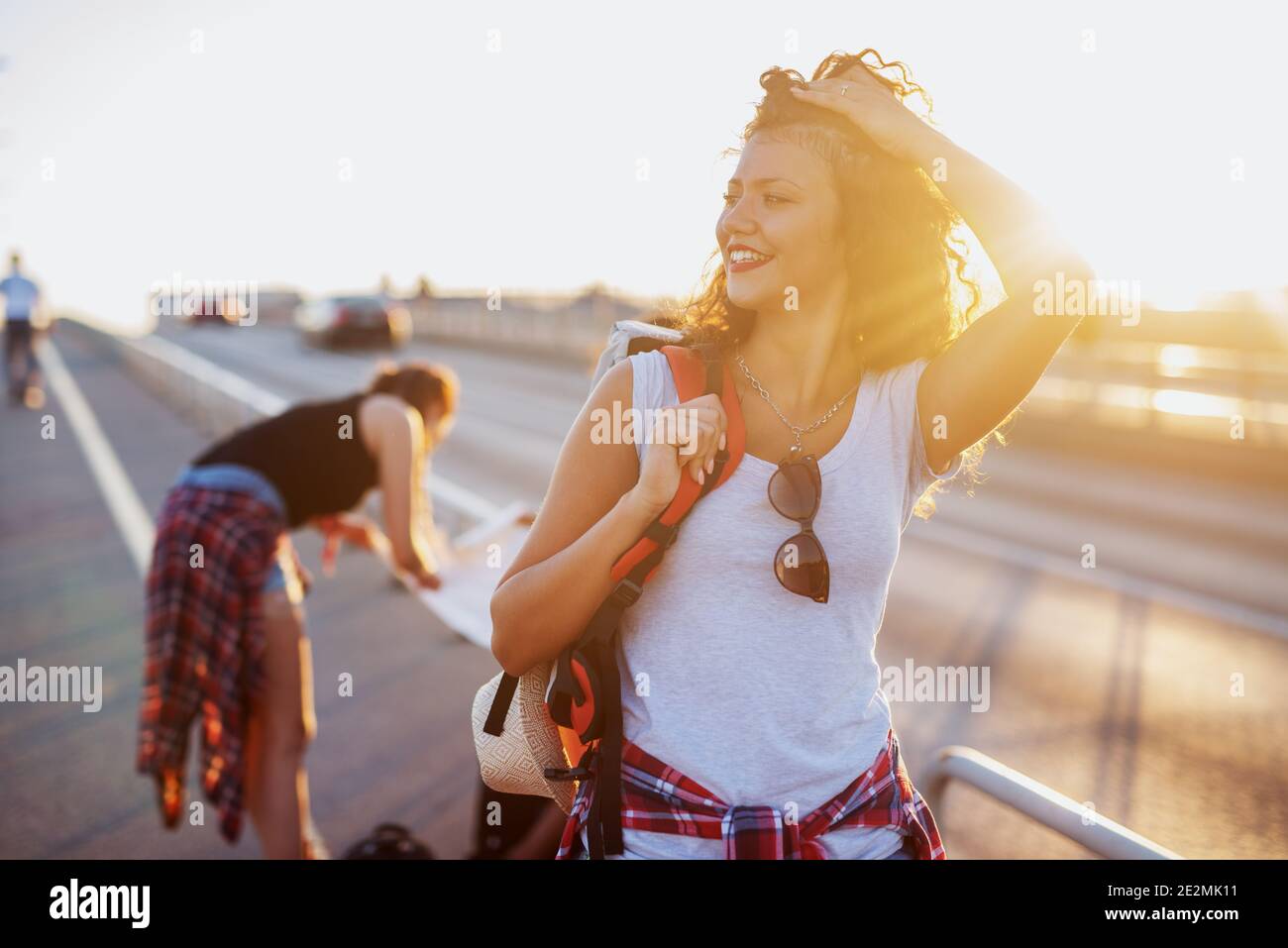 La giovane ragazza bellissima turista sta prendendo una pausa rom a piedi e guardando la vista. Foto Stock