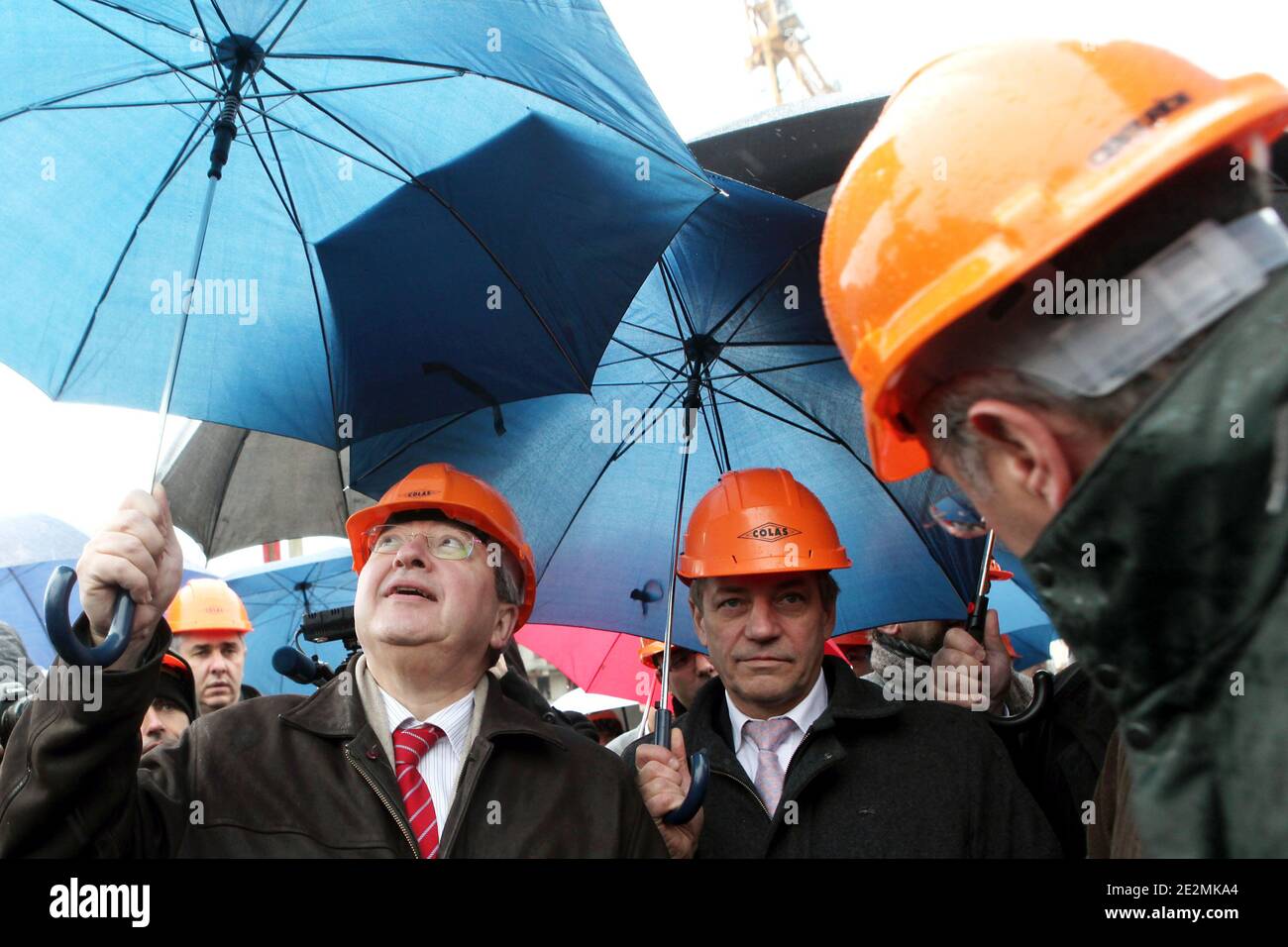 Il presidente della regione Ile-de-France Jean-Paul Huchon (L) e il sindaco di Cergy-Pontoise Dominique Lefebvre durante una visita ad un sito di rinnovamento urbano nella zona di Croix Petit a Cergy-Pontoise, vicino a Parigi, Francia, il 2 febbraio 2010. Il progetto, sostenuto dalla regione Ile-de-France, consiste nella costruzione di 1,000 unità abitative sociali e di un vivaio. Foto di Stephane Lemouton/ABACAPRESS.COM Foto Stock