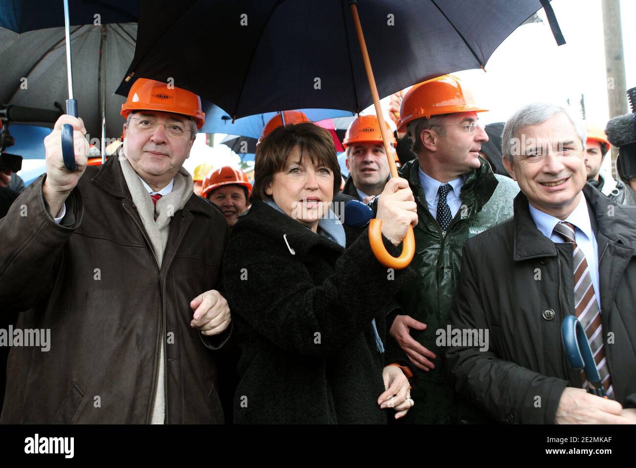 (L-R) il presidente della regione Ile-de-France Jean-Paul Huchon, il primo segretario del Partito socialista francese Martine Aubry e il presidente del Consiglio generale Seine-Saint-Denis Claude Bartolone durante una visita in un sito di ristrutturazione urbana nella zona di Croix Petit a Cergy-Pontoise, vicino a Parigi, Francia, il 2 febbraio 2010. Il progetto, sostenuto dalla regione Ile-de-France, consiste nella costruzione di 1,000 unità abitative sociali e di un vivaio. Foto di Stephane Lemouton/ABACAPRESS.COM Foto Stock